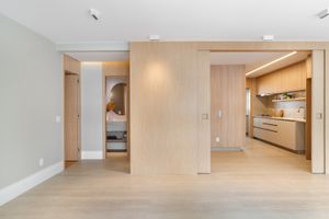 Image 8 - 879714
