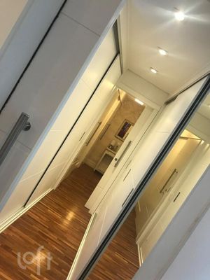 Image 18 - 879725