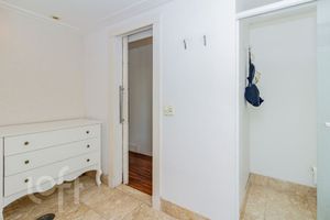 Image 35 - 879725