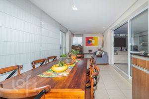 Image 15 - 879731