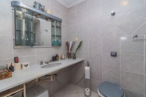 Image 12 - 879840