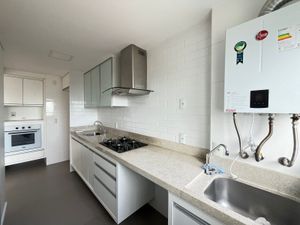 Image 4 - 879853