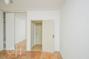 Image 11 - 879886