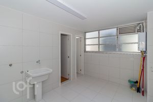 Image 30 - 879895