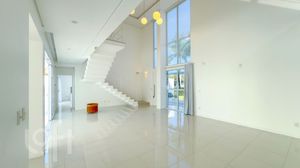 Image 8 - 879932