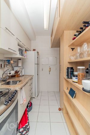 Image 17 - 879937