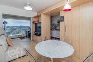 Image 6 - 879937