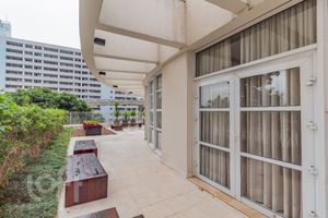 Image 21 - 879937