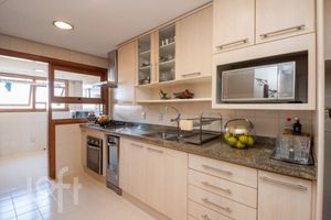 Image 17 - 879948