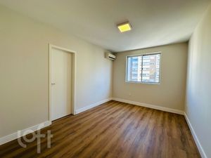Image 11 - 879967