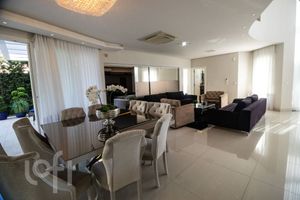 Image 4 - 879972