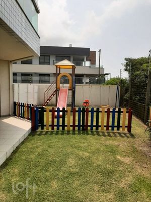 Image 15 - 879978