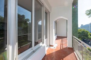 Image 11 - 879988