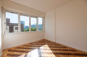 Image 14 - 879988