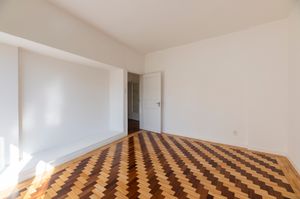 Image 18 - 879988