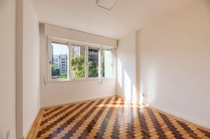 Image 19 - 879988