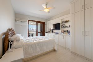 Image 9 - 879993