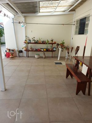 Image 11 - 879995