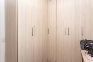 Image 17 - 880037