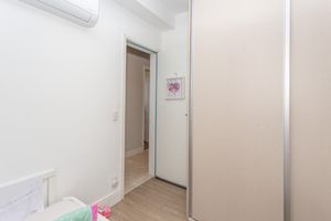 Image 21 - 880037