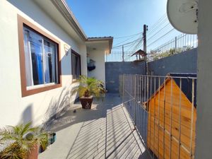 Image 11 - 880049
