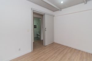 Image 7 - 880050