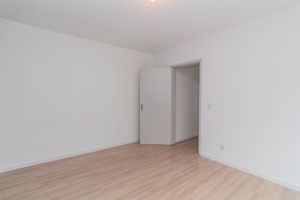 Image 11 - 880050