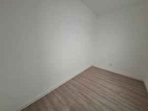 Image 19 - 880050