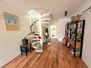 Image 8 - 880056