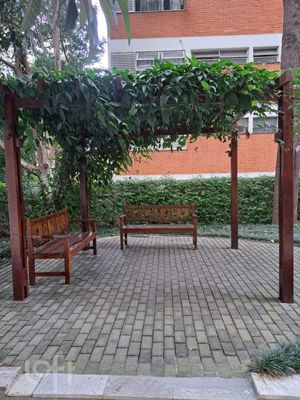 Image 10 - 880111
