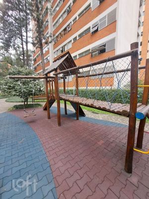 Image 12 - 880111