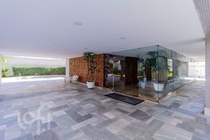 Image 35 - 880111