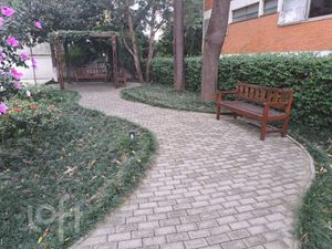 Image 11 - 880111