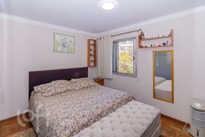 Image 19 - 880111
