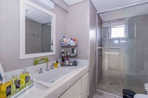 Image 17 - 880111