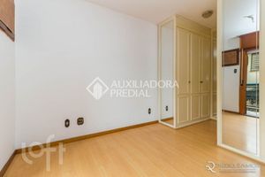 Image 30 - 880115