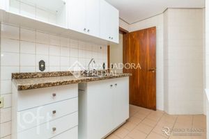 Image 4 - 880115