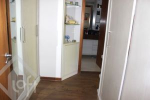 Image 13 - 880219