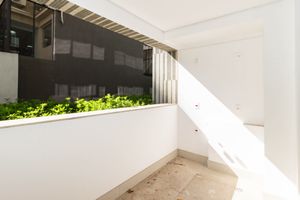 Image 4 - 880315