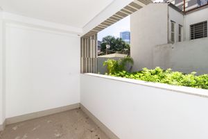 Image 6 - 880315