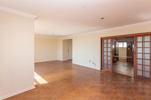 Image 8 - 880320