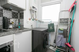 Image 11 - 880321
