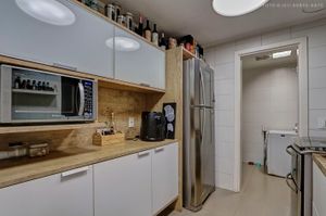 Image 4 - 880330
