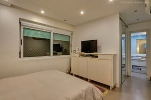 Image 6 - 880330