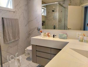 Image 19 - 880350
