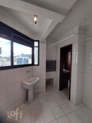 Image 11 - 880395