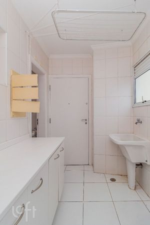 Image 39 - 880430