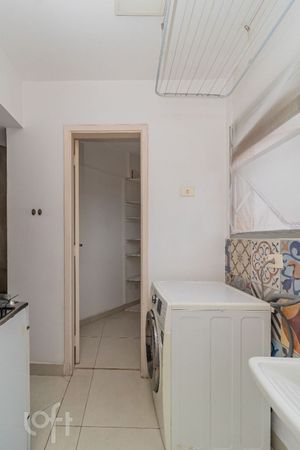 Image 21 - 880435