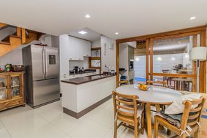 Image 5 - 880494