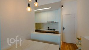 Image 6 - 880537